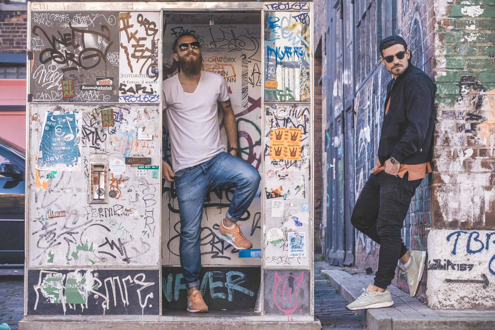 Zwei Männer Mit Sneakers