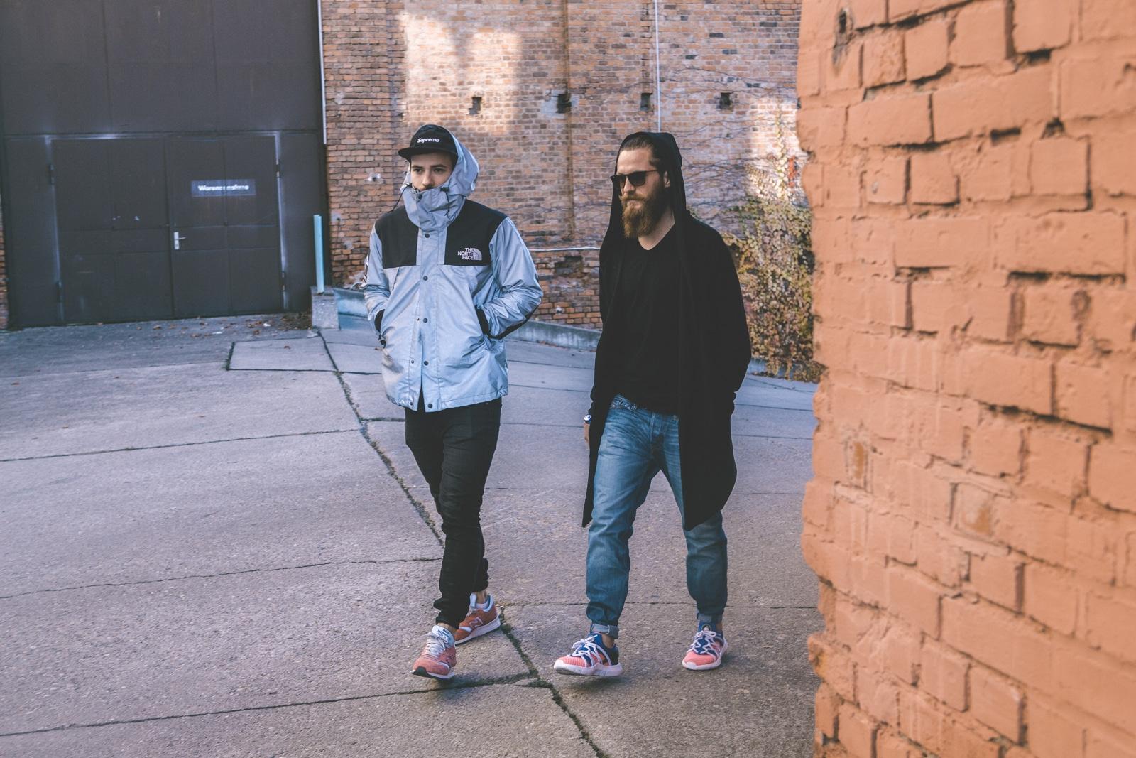 Zwei Männer mit Nuorlens Schuhen