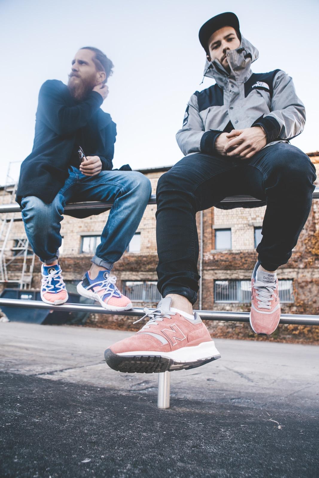 Zwei Männer auf einem Geländer