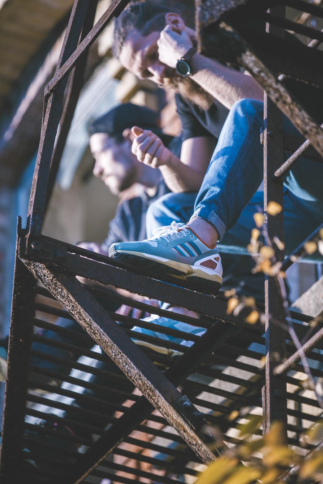 Zwei Männer auf einem Gerüst