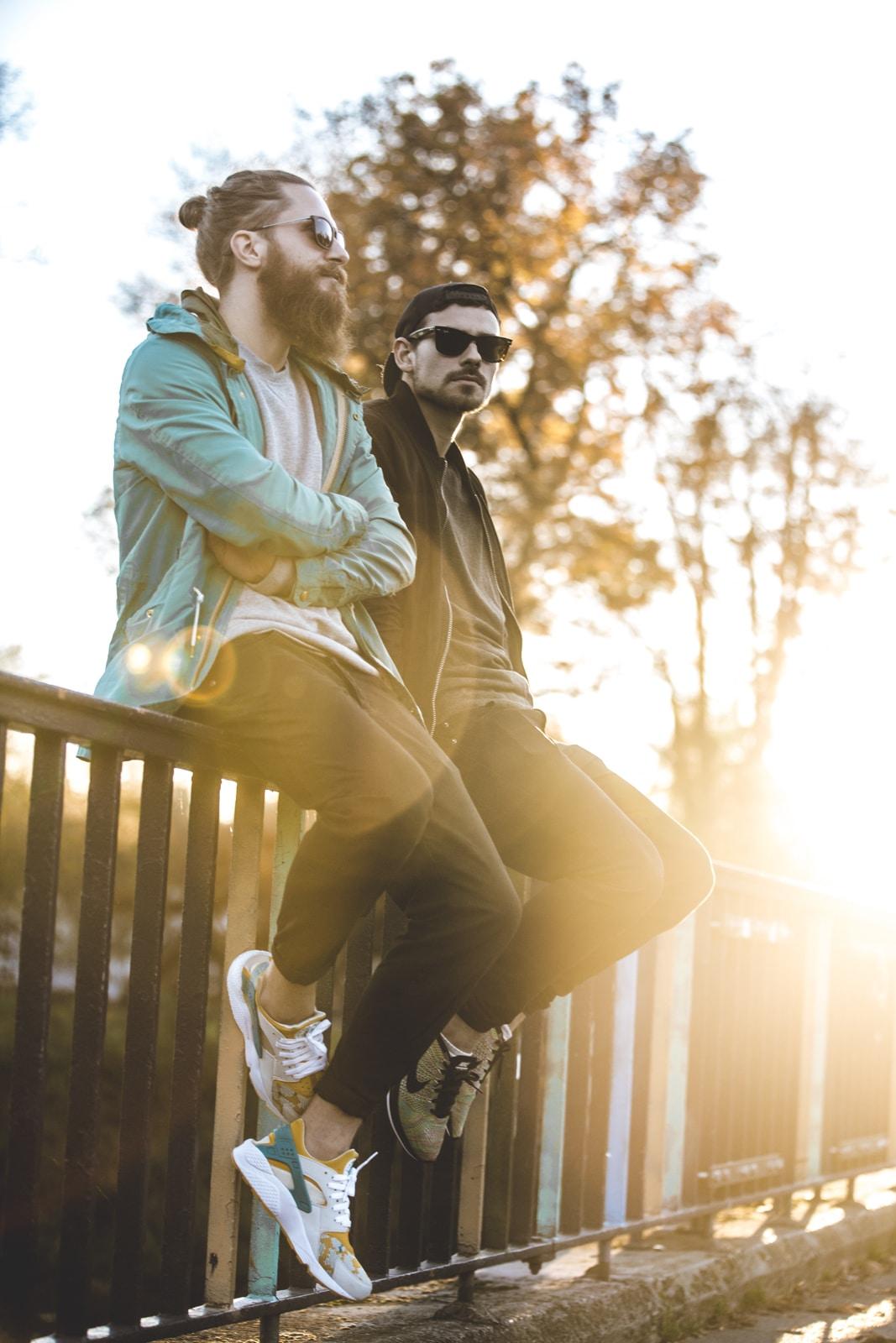 Zwei Männer auf einem Geländer