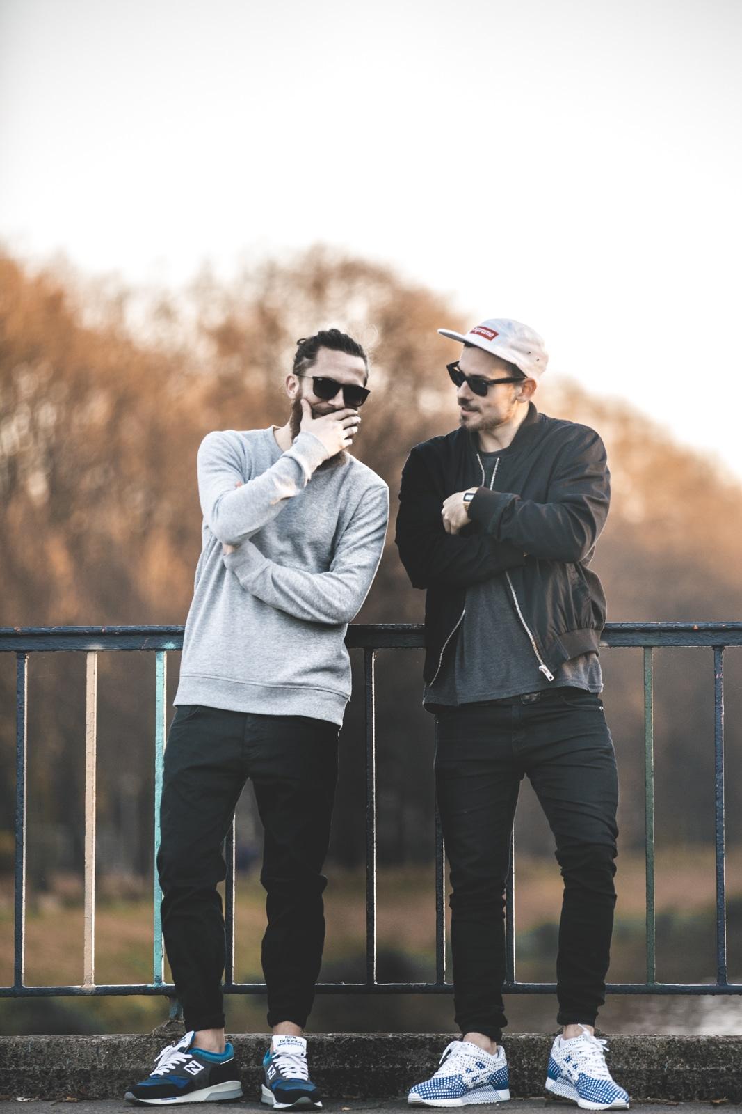 Zwei Männer an einem Geländer