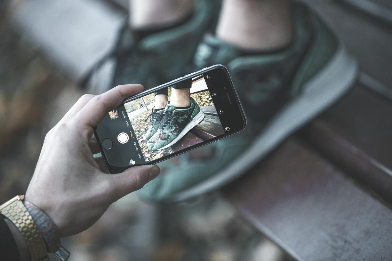 Eine Hand Fotografiert ein Paar Nice Scuhe