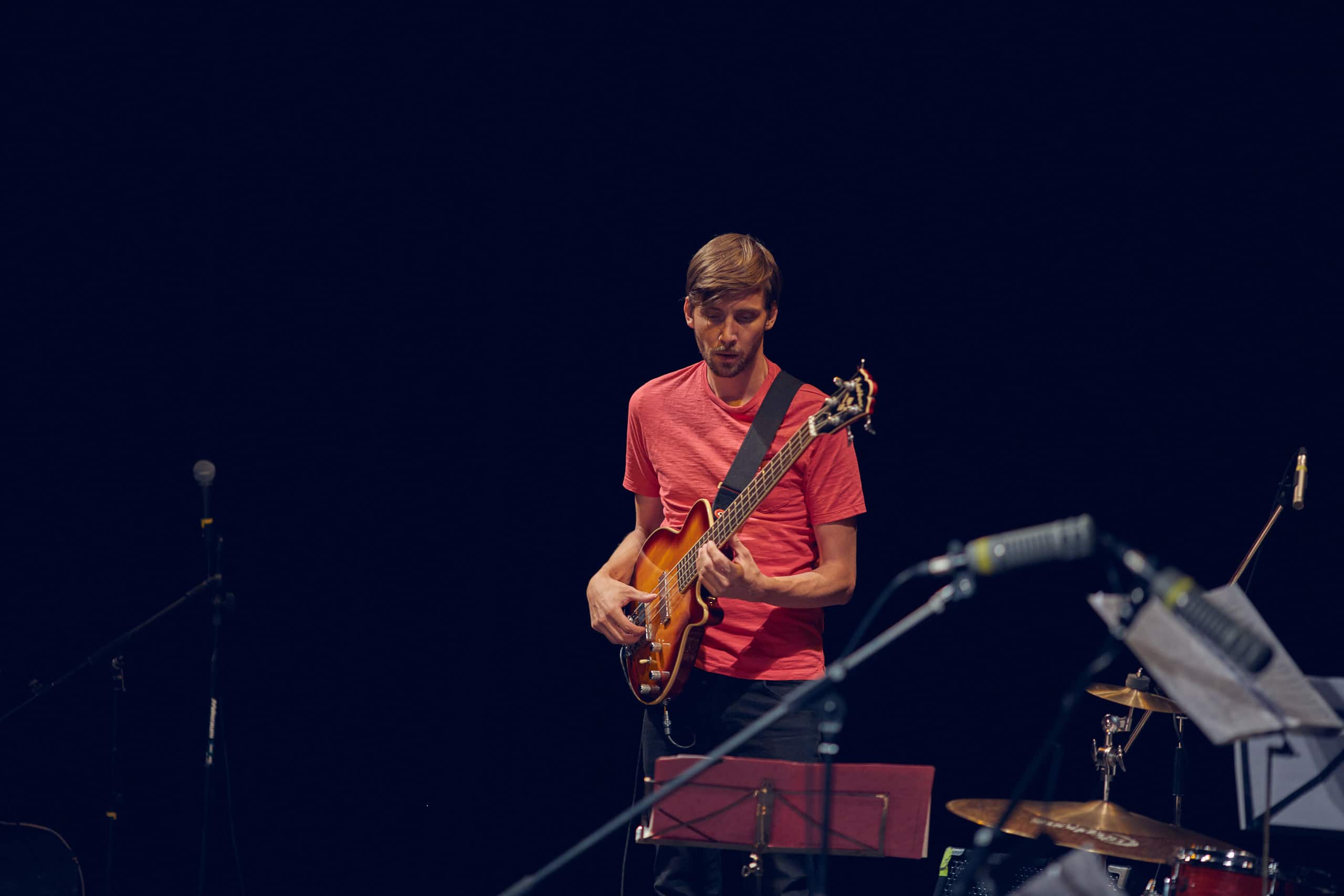 Konzertreihe LeipJAZZig: Werkstatt für Freiheit 2019 28. Juni 2019 Im Bild: Philipp Martin am E-Bass Fotos: Jörg Singer