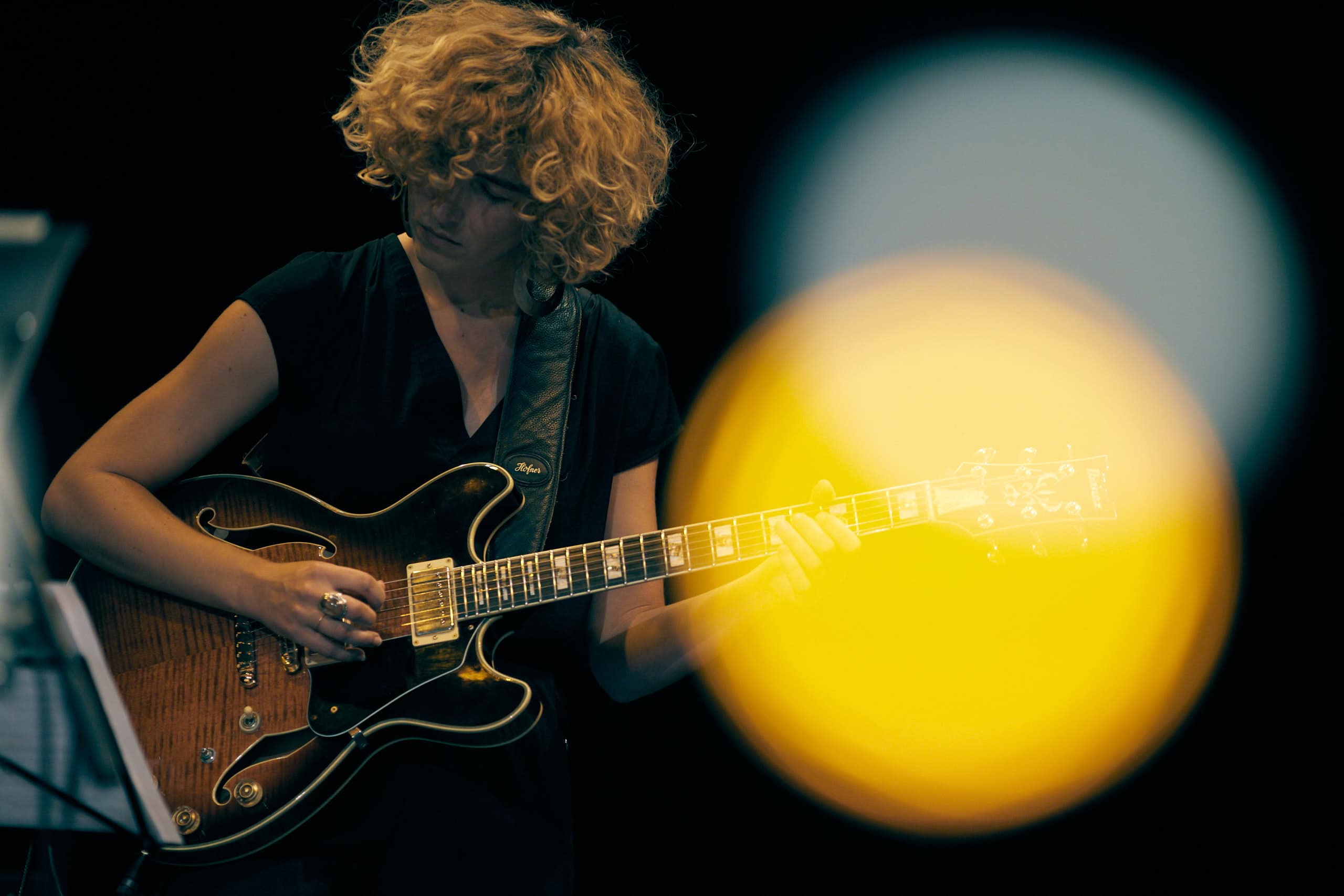 Konzertreihe LeipJAZZig: Werkstatt für Freiheit 2019 28. Juni 2019 Im Bild: Steffie Narr an der Gitarre Fotos: Jörg Singer