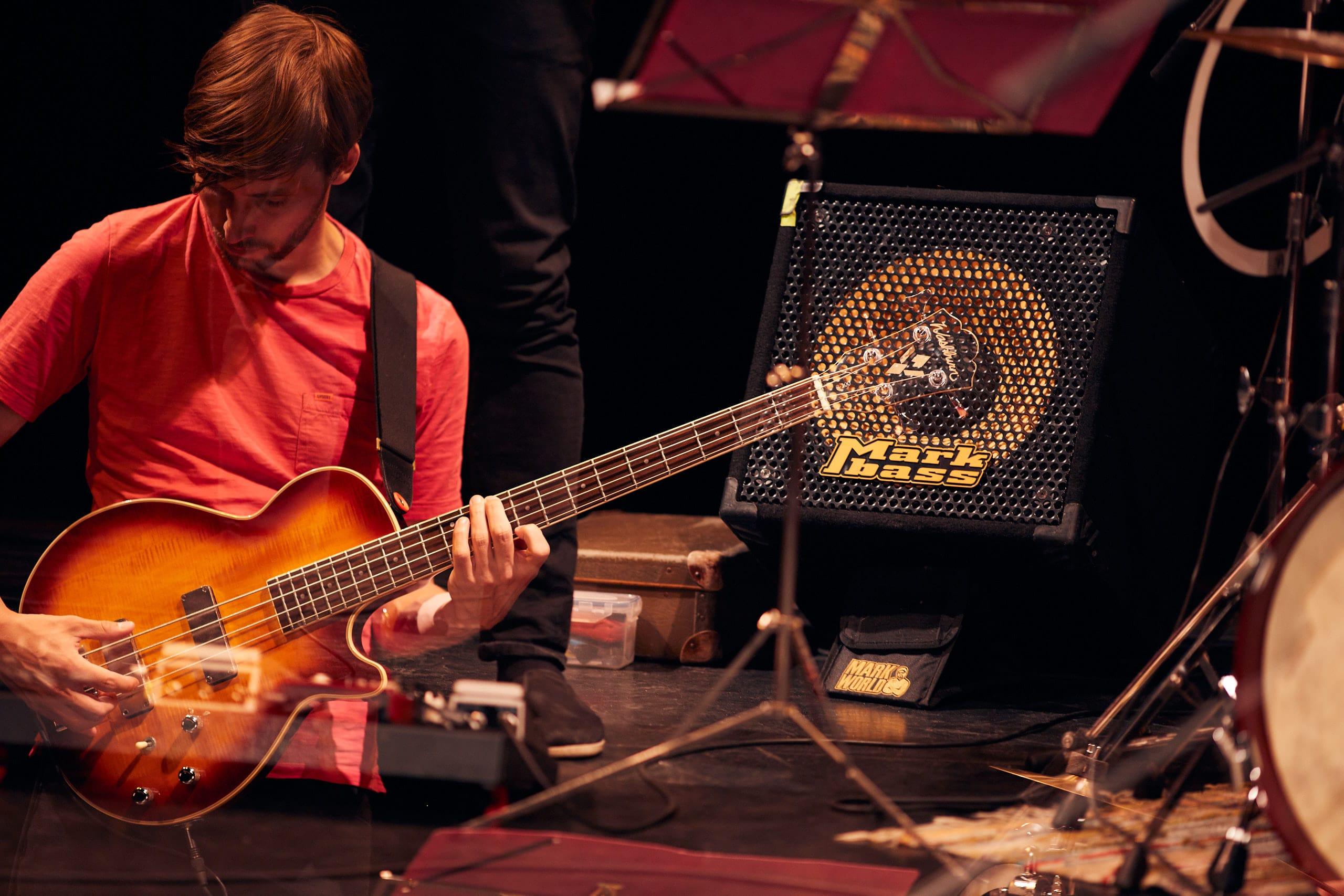 Konzertreihe LeipJAZZig: Werkstatt für Freiheit 2019 28. Juni 2019 Im Bild: Philipp Martin am E-Bass Fotos: Jörg Singer