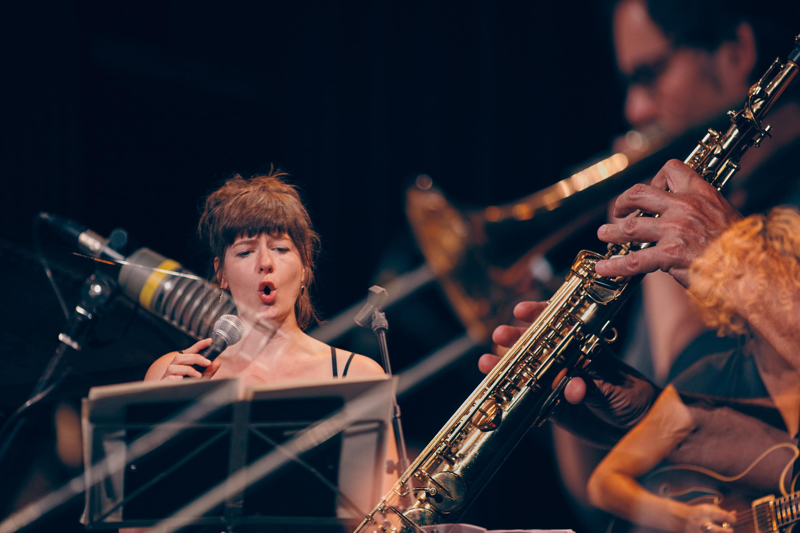 Konzertreihe LeipJAZZig: Werkstatt für Freiheit 2019 28. Juni 2019, Im Bild: Die Sängerin Gwen Kyrg im Hintergrund, vorne rechts: Sopransaxophon Fotos: Jörg Singer